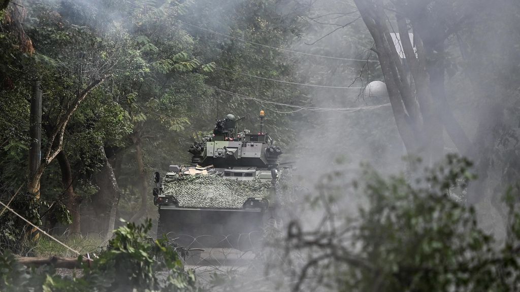 Tentara Taiwan mengoperasikan kendaraan lapis baja CM-32 clouded leopard saat simulasi perang kota di pangkalan militer, Kaohsiung, pada 6 Januari 2022. Mereka berlatih untuk mengantisipasi jika sewaktu-waktu China menginvasi pulau tersebut.