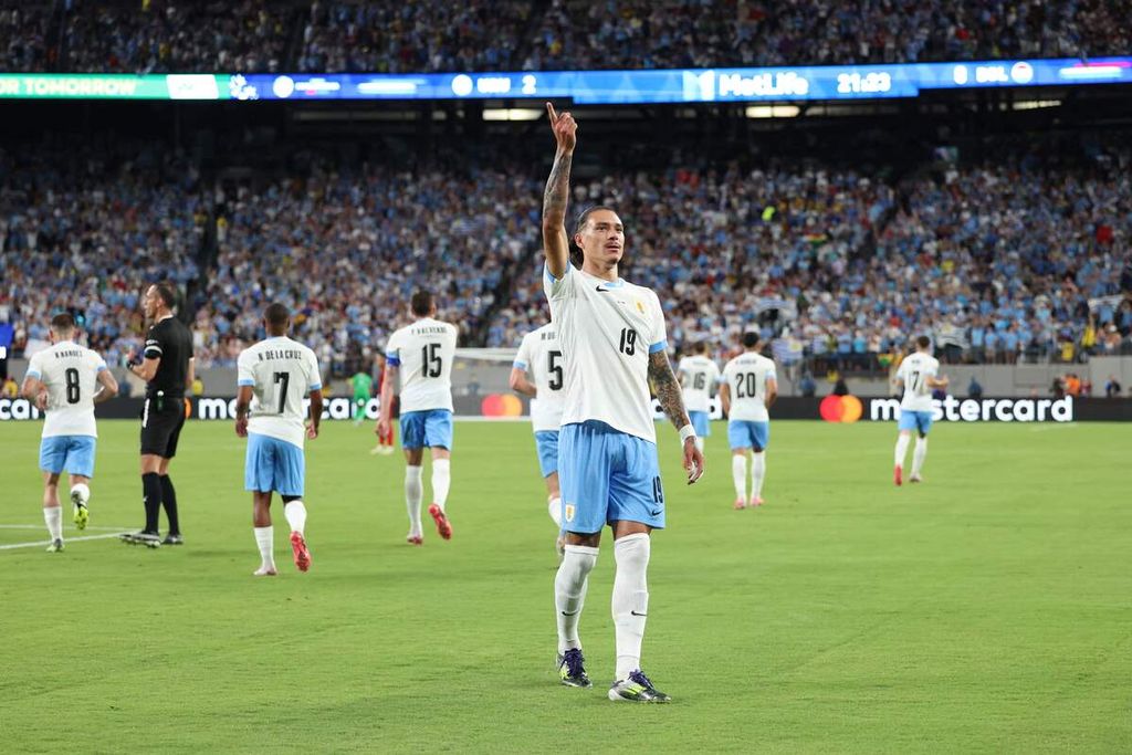 Penyerang Uruguay, Darwin Nunez, merayakan gol kedua timnya pada pertandingan Grup C Copa America 2024 antara Uruguay dan Bolivia di Stadion MetLife di East Rutherford, New Jersey, pada Jumat, 28 Juni 2024.