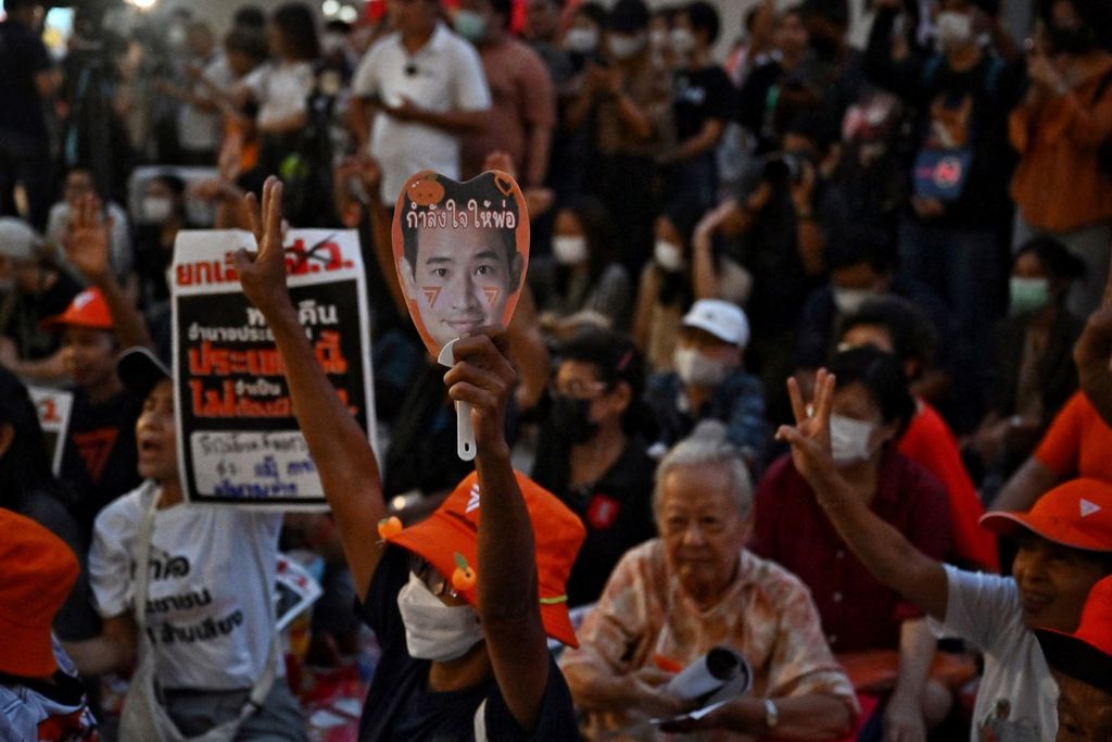 Para pendukung Partai Bergerak Maju dan aktivis prodemokrasi berkumpul untuk protes setelah Ketua Parti Bergerak Maju dan kandidat perdana menteri Pita Limjaroenrat gagal mendapatkan dukungan dari parlemen di Bangkok, Thailand, 14 Juli 2023. 
