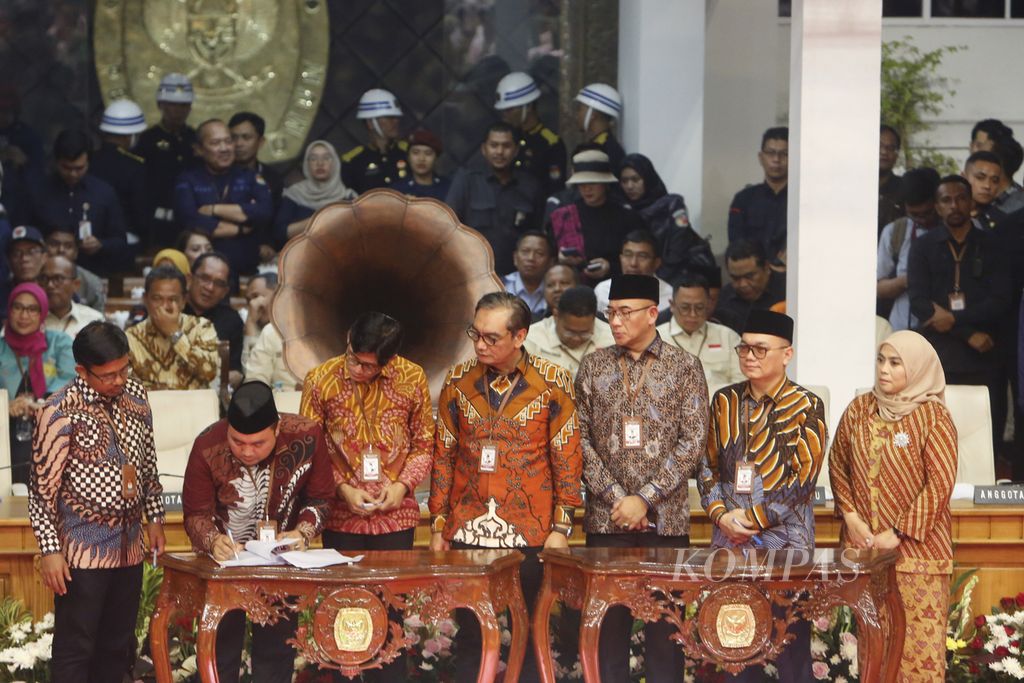 Komisioner KPU secara bergantian menandatangani hasil rapat pleno terbuka pengundian dan penetapan nomor urut dalam pemilihan presiden dan wakil presiden Pemilu 2024 di Kantor KPU, Jakarta, Selasa (14/11/2023). 