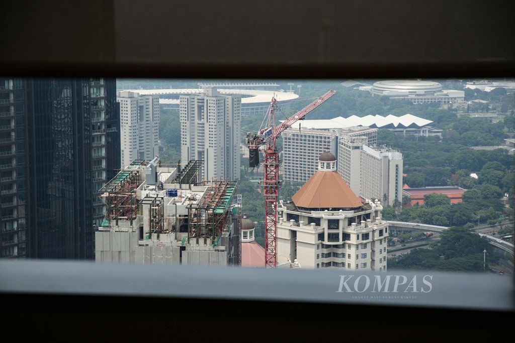 Proyek pembangunan apartemen di kawasan Setiabudi, Jakarta, Selasa (12/12/2023). 