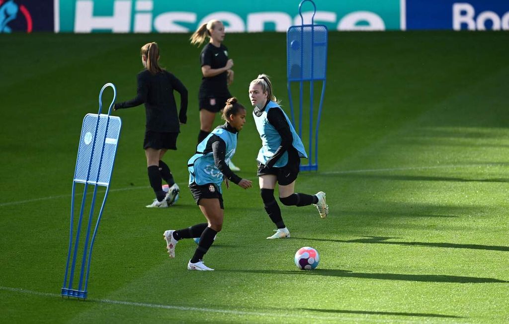 Penyerang tim nasional sepak bola putri Inggris, Lauren Hemp (tengah), saat berlatih bersama rekan setimnya di Stadion Old Trafford, Manchester, Inggris, Selasa (5/7/2022), menjelang pertandingan Piala Eropa Putri 2022 antara Inggris dan Austria, Kamis (7/7/2022) dini hari WIB. 