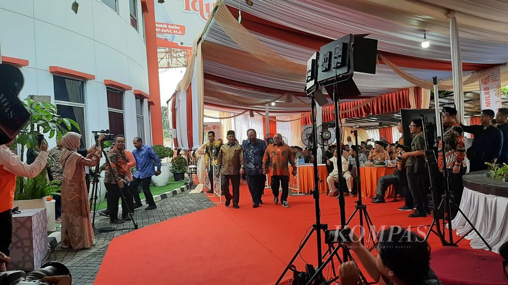 Ketua Partai Nasdem Surya Paloh disambut Presiden PKS Ahmad Syaikhu dan Sekretaris Jenderal PKS Aboe Bakar Al-Habsyi saat acara Halalbihalal dan Tasyakuran Milad Ke-22 di kantor DPP PKS, Jakarta, Sabtu (27/4/2024).