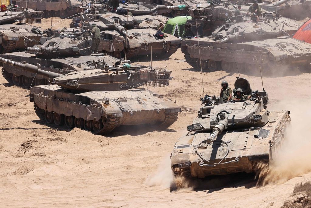 Tank-tank Israel dikerahkan di sebuah area perbatasan Israel selatan dengan Jalur Gaza, 5 Juni 2024. 