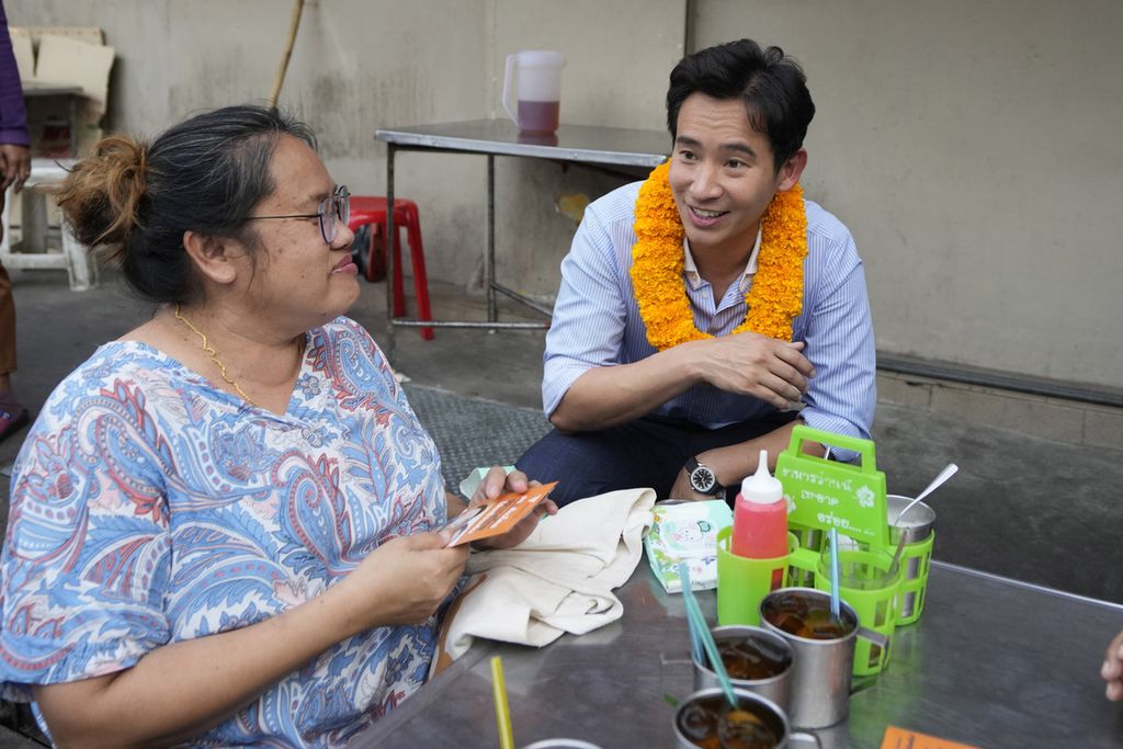 Ketua Partai Melangkah Maju Pita Limjaroenrat (kanan) memperkenalkan dirinya saat kampanye pemilihan umum di Bangkok, Thailand, Sabtu  (29/3/2023). Tiga tahun lalu, puluhan ribu pemuda di Thailand turun ke jalan dalam demonstrasi panas menuntut reformasi demokrasi. Sekarang, dengan pemilihan umum yang akan datang dalam tiga minggu, para pemimpin gerakan progresif negara berharap untuk menyalurkan semangat radikal yang sama untuk perubahan melalui kotak suara.