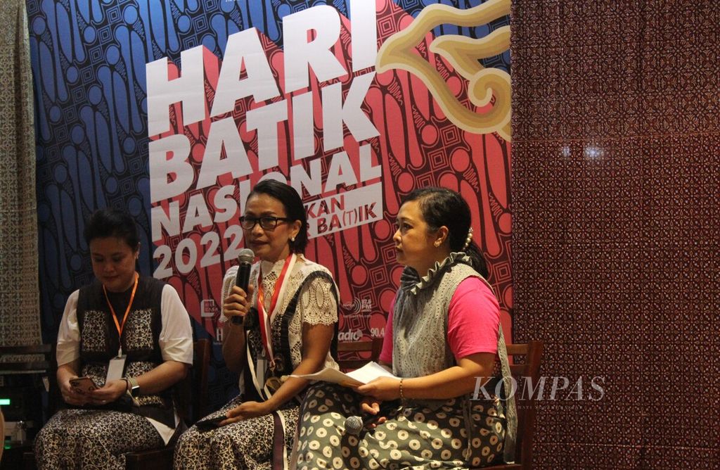 Ketua Umum Yayasan Batik Indonesia (YBI) Gita Pratama (tengah) menjawab pertanyaan wartawan dalam konferensi pers peringatan Hari Batik Nasional 2022 di Jakarta, Minggu (2/10/2022).