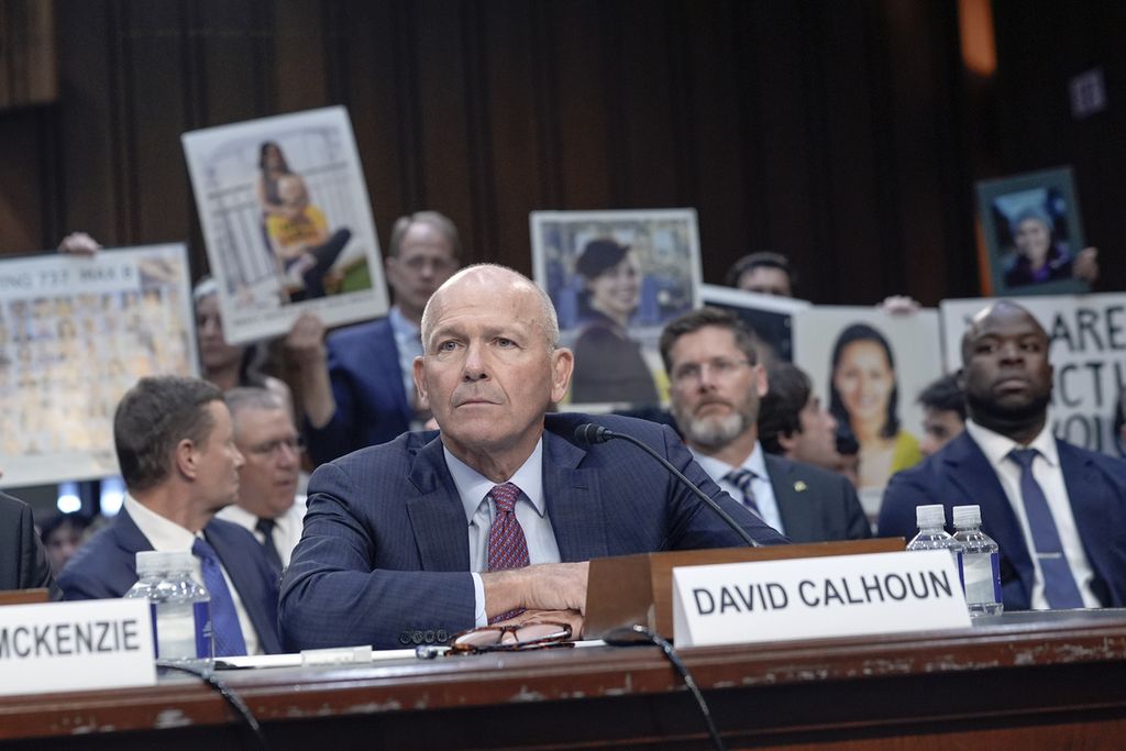 CEO Boeing Dave Calhoun (tengah) berbicara di Komite Keamanan Dalam Negeri Senat AS, di Capitol Hill, Washington DC, 18 Juni 2024. 