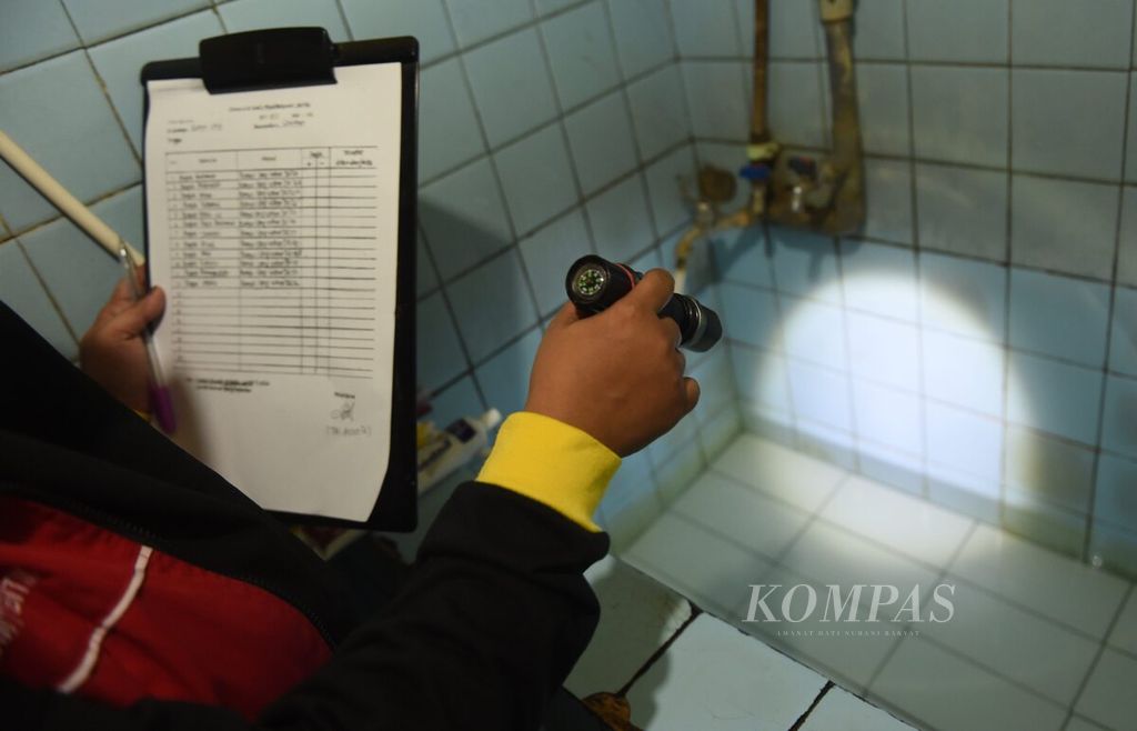Petugas juru pemantau jentik mengecek air di kamar mandi di RT 002 RW 006, Kelurahan Banyu Urip, Kecamatan Sawahan, Kota Surabaya, Jawa Timur, Jumat (17/6/2022). 