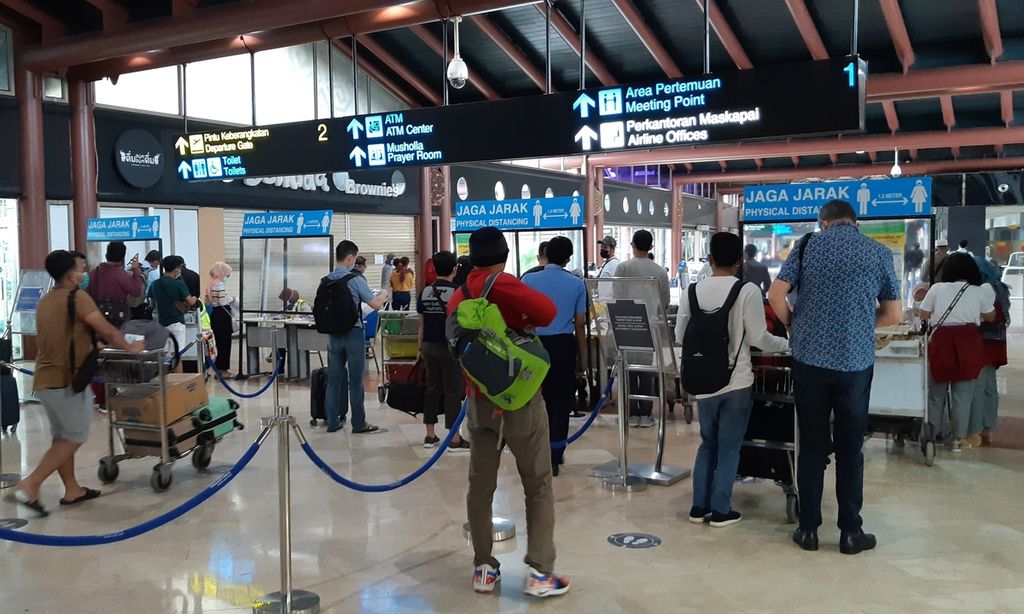 Passengers undergo a document check of a negative Covid-19 test result at Terminal 2 of Soekarno-Hatta Airport, Tangerang, Banten, Monday (12/21/2020).