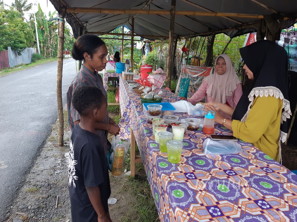 Warga berbelanja di Pasar Ramadhan Kampung Kerukunan Malagusa, Kabupaten Sorong, Papua Barat Daya, pada 3 April 2023.