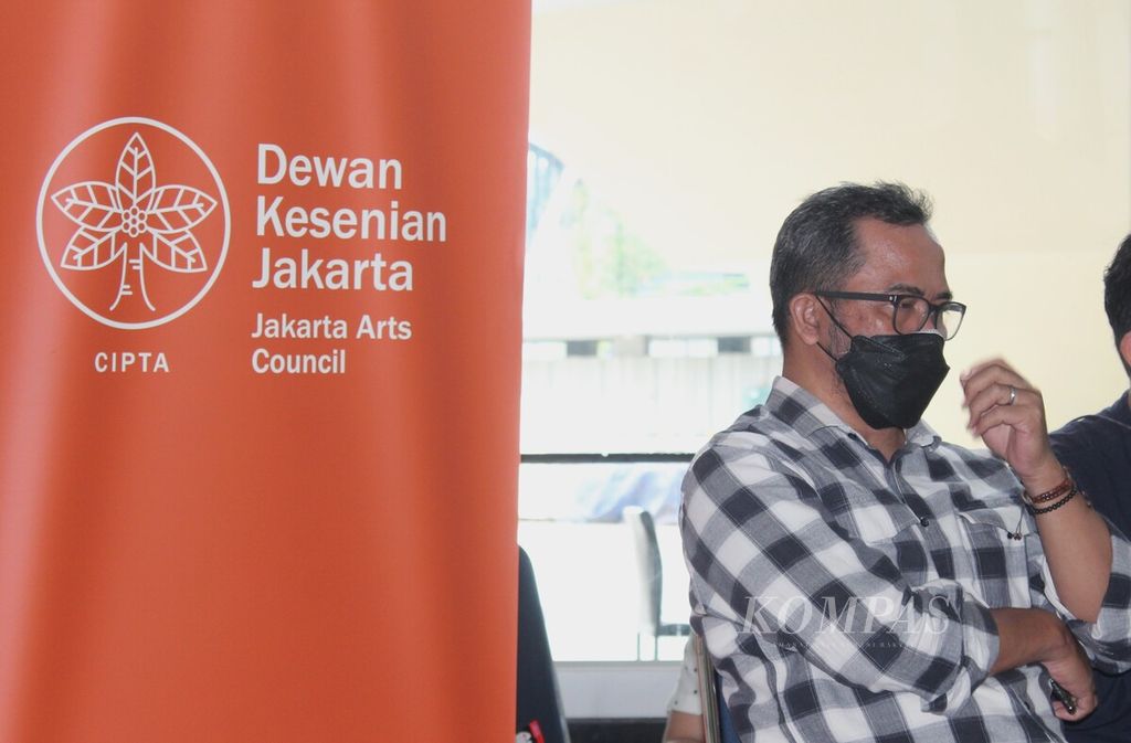 Ketua Komite Sastra Dewan Kesenian Jakarta (DKJ) Hasan Aspahani di Lobi Teater Besar Taman Ismail Marzuki (TIM), Jakarta, Jumat (17/6/2022). 
