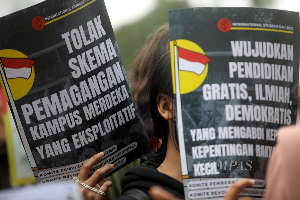 Sejumlah aktivis mahasiswa menggelar aksi di depan kantor Kementerian Pendidikan Nasional, Senayan, Jakarta, Kamis (17/11/2022). 