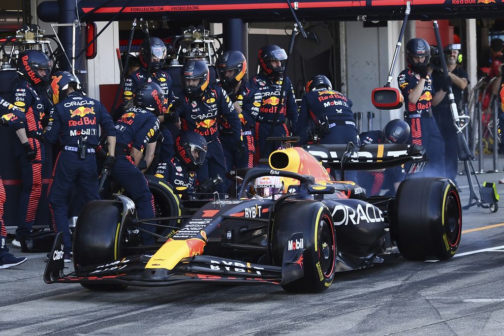 Pebalap Red Bull, Max Verstappen, keluar dari pit saat balap Formula 1 seri Jepang di Sirkuit Suzuka, Minggu (24/9/2023). 