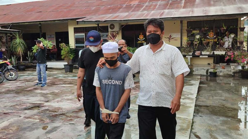 Polisi menahan guru ngaji yang mencabuli muridnya di Kota Palangkaraya, Kalimantan Tengah, Senin (27/6/2022).