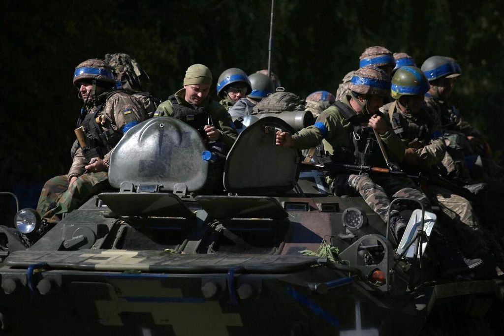 Tentara Ukraina duduk di atas kendaraan personel lapis baja (APC) dalam perjalanan menuju garis depan melawan pasukan Rusia di wilayah Donetsk, Ukraina timur, 21 September 2022. 