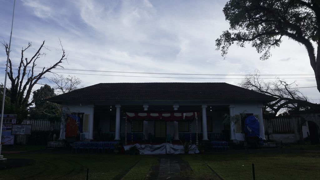 Penampakan dari depan Istana Mini di Banda Neira, Kabupaten Maluku Tengah, Maluku, Selasa (21/6/2022). Tahun depan, pemerintah akan merenovasi bangunan cagar budaya yang dibangun Pemerintah Hindia Belanda tahun 1622 itu sebagai Istana Negara yang berada di kawasan Indonesia timur.