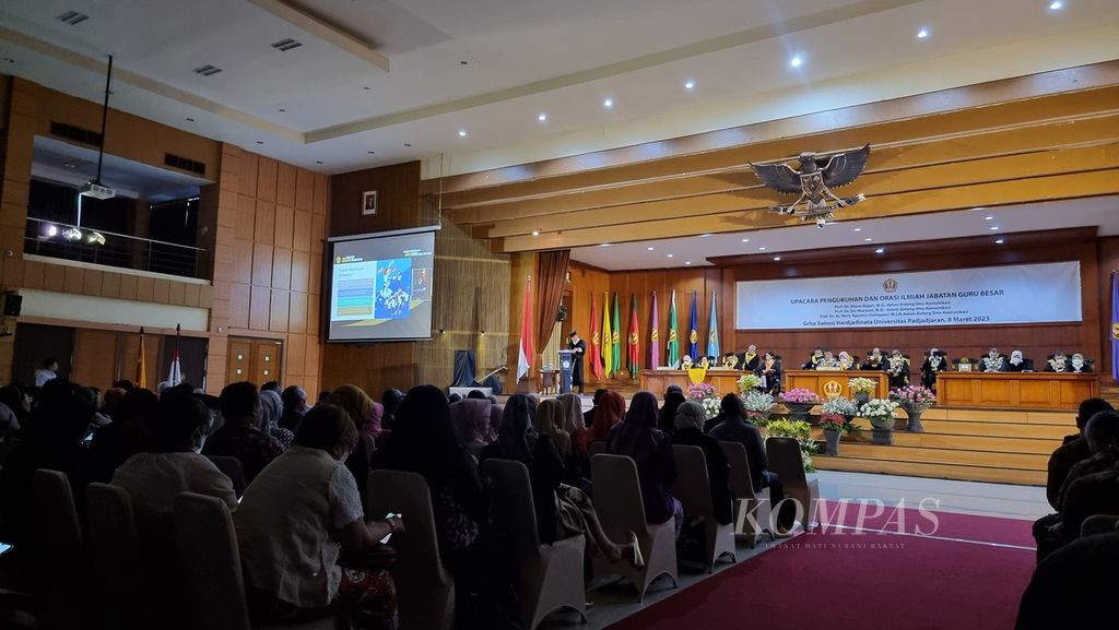 Suasana orasi ilmiah untuk pengukuhan Guru Besar Ilmu Komunikasi Universitas Padjadjaran, Grha Sanusi Hardjadinata, Kota Bandung, Jawa Barat, Rabu (8/3/2023).