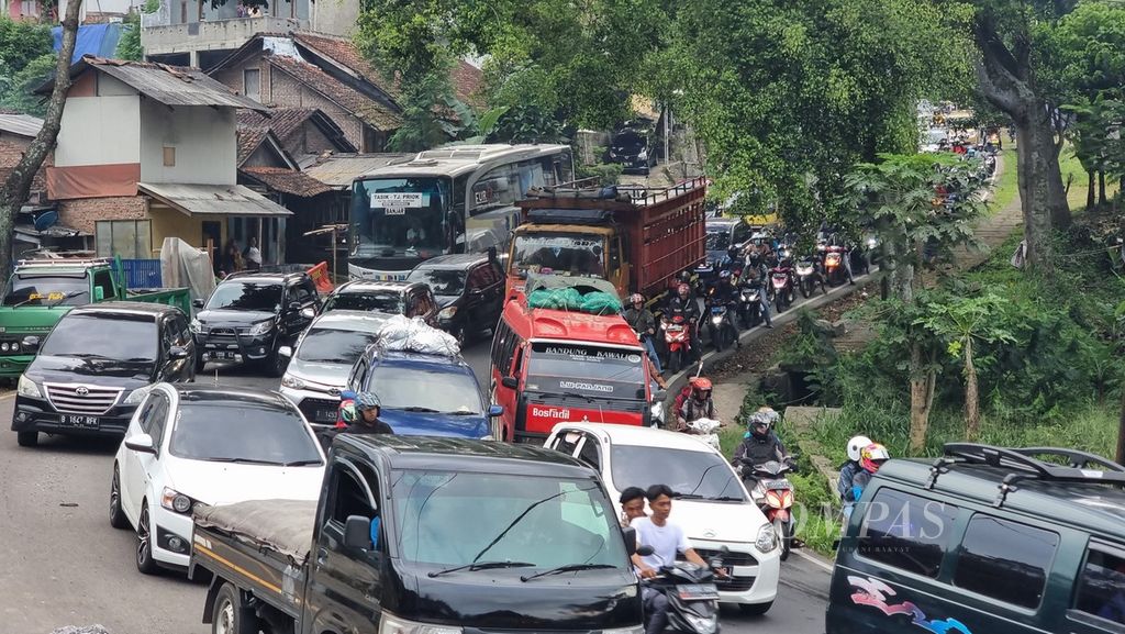Ratusan kendaraan memadati Jalur Nagreg, Kabupaten Bandung, Jawa Barat, Rabu (19/4/2023). Kepadatan mulai terlihat H-3 Lebaran 2023 dan diprediksi akan menghadapi puncaknya hingga menjelang hari raya.