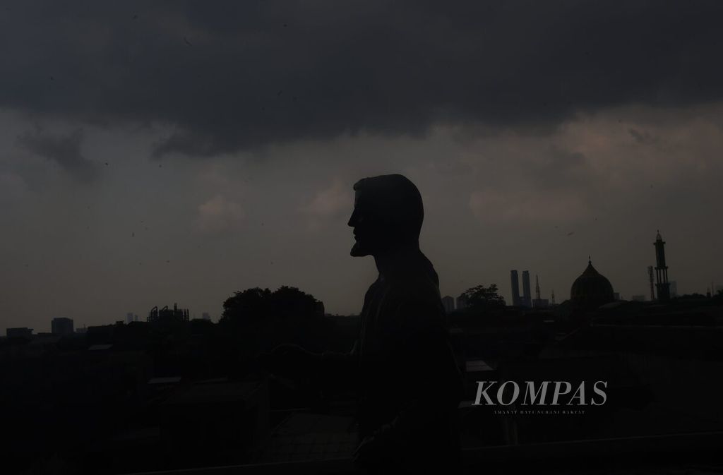 Awan hitam terlihat dari Universitas Kristen Petra, Surabaya, Rabu (21/2/2024). Potensi bencana banjir dan puting beliung masih tinggi terjadi di sejumlah daerah di Jawa Timur.