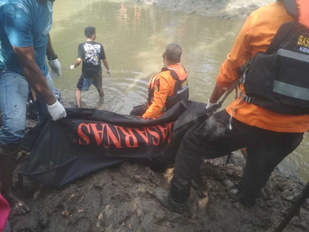 The Kendari Search and Rescue team, along with several officials and residents, found a victim of a crocodile attack in a deceased condition in Awonio Village, Kolono, South Konawe, Southeast Sulawesi on Sunday morning (9/2/2020). The intensity of crocodile attacks has been on the rise for the past three months. Strongly suspected to be caused by conflicts over space and the destruction of crocodile habitats in the river, leading to an increase in crocodile attacks on humans.