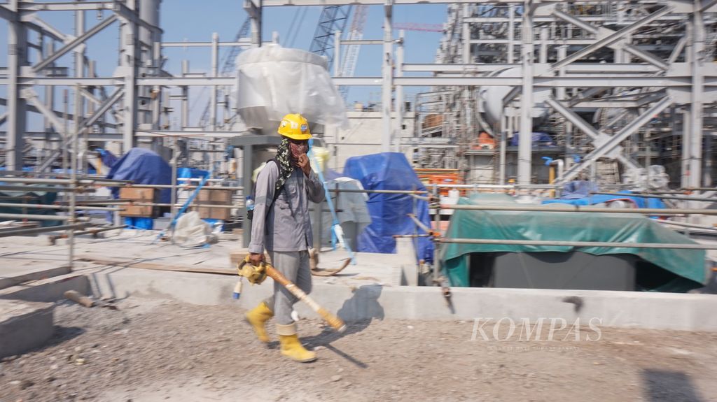 Aktivitas pekerja di lokasi proyek pembangunan pabrik pengolahan dan pemurnian atau smelter kedua PT Freeport Indonesia di Kawasan Ekonomi Khusus Java Integrated Industrial and Port Estate (JIIPE), Gresik, Jawa Timur, Selasa (20/6/2023). 