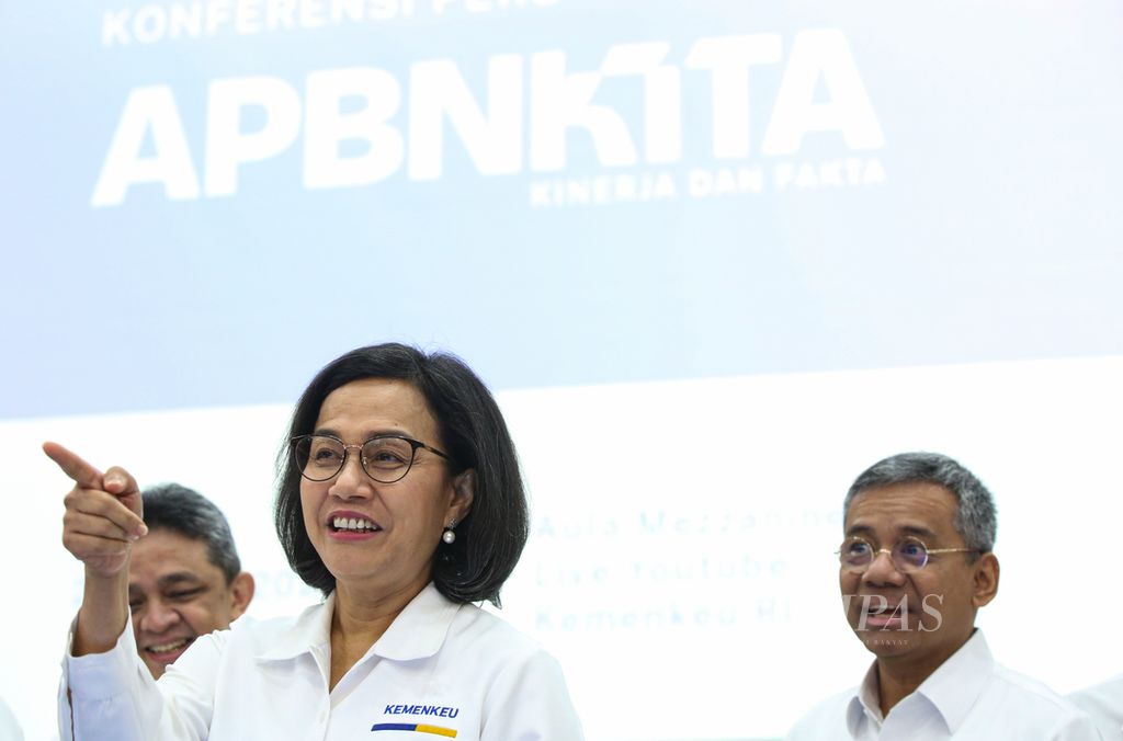 Menteri Keuangan Sri Mulyani Indrawati bersama jajarannya bersiap memulai konferensi pers APBN Kita edisi Maret 2024 di Jakarta, Senin (25/3/2024).