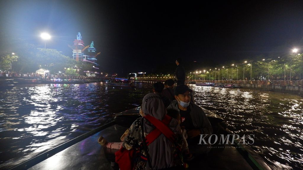 The activities of residents of Banjarmasin City, South Kalimantan, enjoying a tour of the Martapura River on Wednesday (20/4/2022).