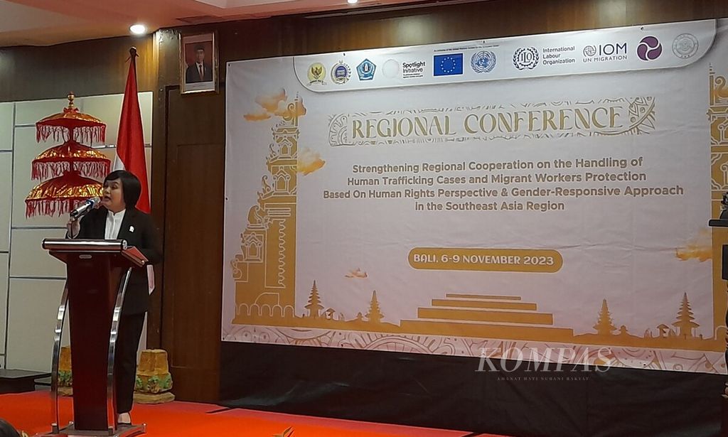 Ketua Komnas HAM Atnike Nova Sigiro menyampaikan sambutan dalam pembukaan Konferensi Regional Gerak Bersama Memerangi Perdagangan Orang di ASEAN, di Kuta, Badung, Selasa (7/11/2023).