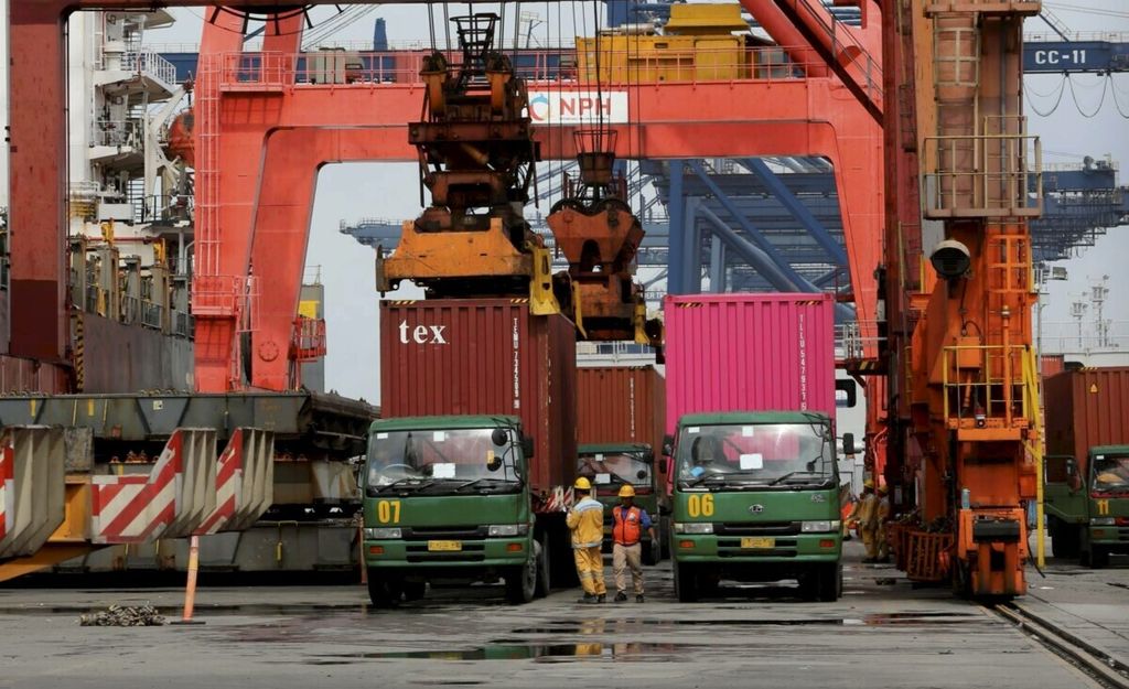 Aktivitas bongkar muat kontainer di Terminal Operasi 3, Pelabuhan Tanjung Priok, Jakarta, Kamis (20/2/2020). 