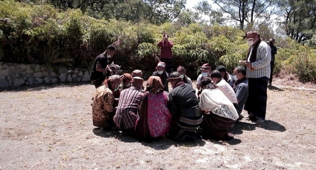 Para tetua adat duduk melinggar mengelilingi Tubuh Musuh sambil membawakan doa-doa adat memohon kemunculan air dari danau Ata Bupu, yang setahun mengering. Air danau itu telah muncul kembali sehari setelah ritual adat "Pati Ka" digelar. 