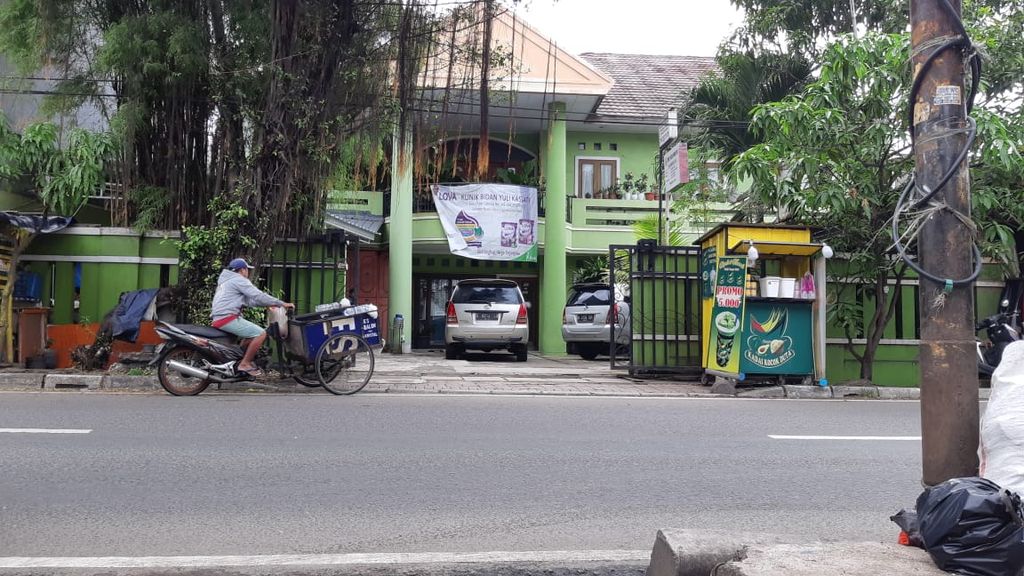 Front view of YK Midwife Practice in North Jakarta, Thursday (23/2/2023). The midwife was indicated to be facilitating the illegal adoption of babies.