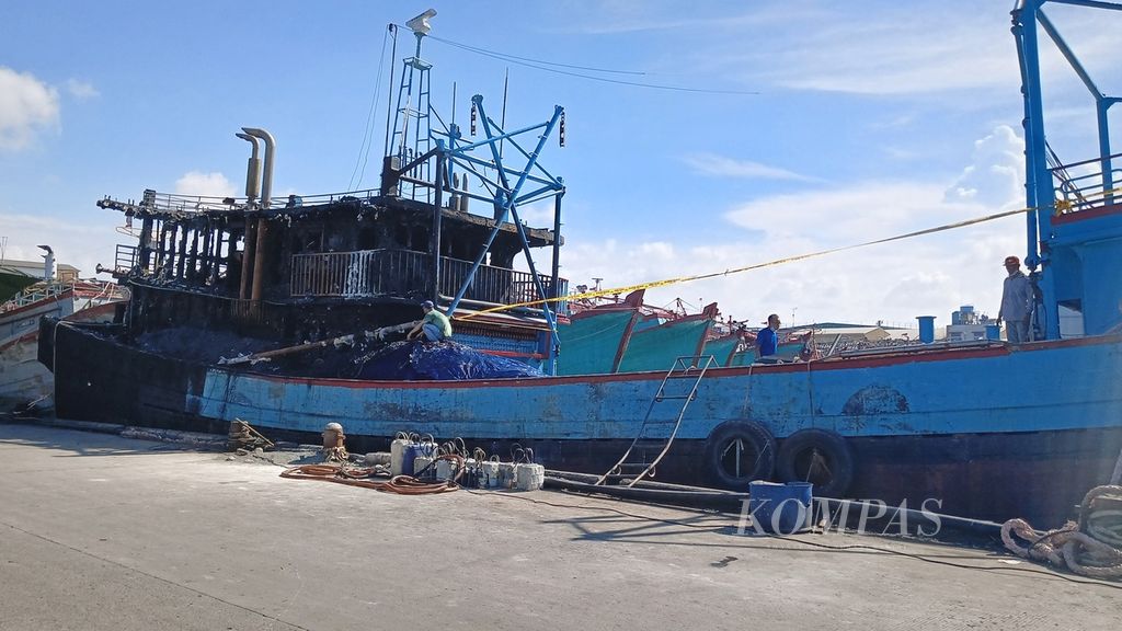 Garis polisi masih terpasang di salah satu kapal yang terbakar, Kamis (21/3/2024). Dua kapal ikan yang bersandar di Pelabuhan Muara Baru, Penjaringan, Jakarta Utara, terbakar pada Rabu (20/3/2024) sore.