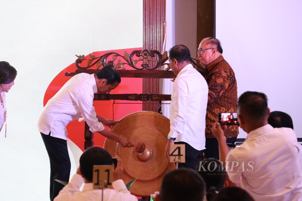 Presiden Joko Widodo membunyikan gong sebagai tanda pembukaan Rakernas Sekretariat Nasional (Seknas) Jokowi di Kota Bogor, Sabtu (16/9/2023). Hadir pula Ketua Dewan Pembina Seknas Jokowi Sidarto Danusubroto (kanan) dan Ketua Umum DPN Seknas Jokowi Rambun Tjajo (kedua dari kanan).