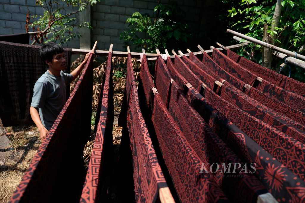 Aktivitas penjemuran kain sarung di sebuah industri rumahan di Kampung Kertoharjo, Kecamatan Pekalongan Selatan, Kota Pekalongan, Jawa Tengah, Selasa (23/5/2023). 
