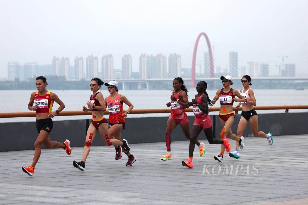 Rombongan besar pelari tampil dalam maraton putri Asian Games Hangzhou 2022 mengelilingi Qiantang River Green Belt di Provinsi Zhejiang, China, Kamis (5/10/2023).