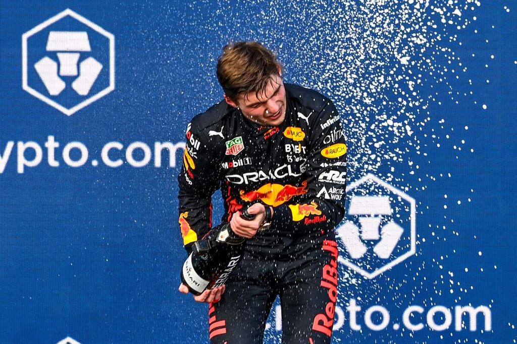 Pebalap Red Bull Max Verstappen merayakan kemenangan di atas setelah Grand Prix Formula 1 Miami di Sirkuit Internasional Miami, Miami Gardens, Florida, Amerika Serikat, 8 Mei 2022. Kemenangan ketiga Verstappen musim 2022 ini membuatnya hanya tertinggal 19 poin dari pebalap Ferrari Charles Leclerc di klasemen pebalap usai lima seri. 