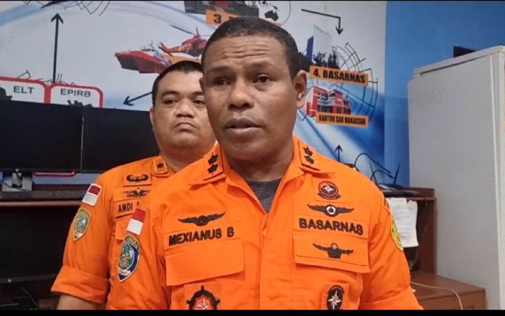 Kepala Basarnas Sulawesi Selatan Mexianus Bekabel memberikan keterangan terkait kapal tenggelam di Selat Makassar, Sabtu (2/11/2022) malam, di Makassar.