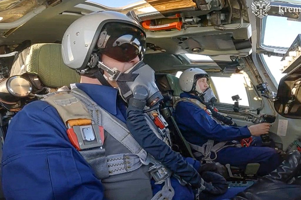 In a photo taken from a video released by the Kremlin Press Service, Russian President Vladimir Putin (right) can be seen sitting in the co-pilot's seat of the strategic bomber aircraft Tupolev Tu-160M, on Thursday (22/2/2024).