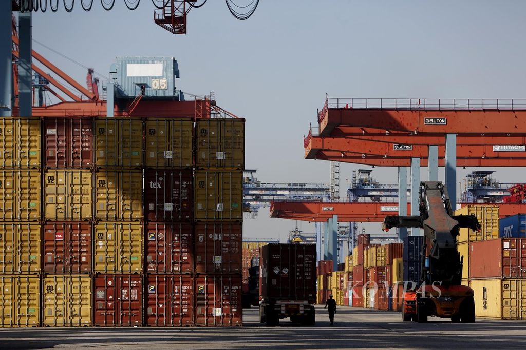 Truk mengangkut peti kemas yang baru turun dari kapal kontainer di Pelabuhan Tanjung Priok, Jakarta, Kamis (20/7/2023).