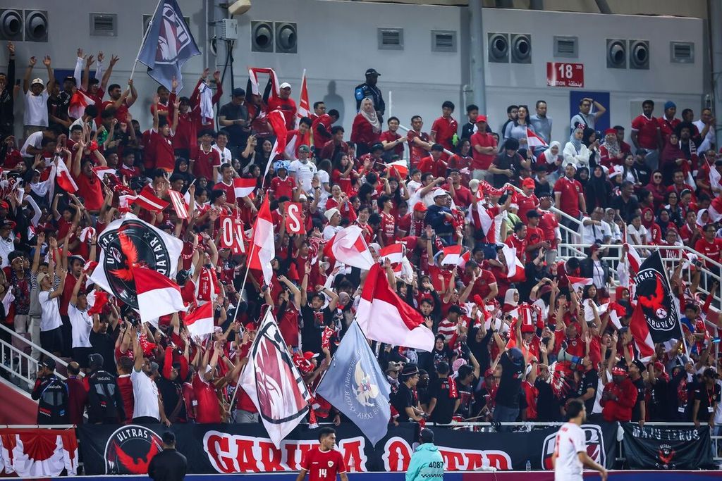 Aksi pendukung Indonesia yang tergabung dalam kelompok Garuda Qatar di tribune Stadion Abdullah Bin Khalifa, Doha, pada laga melawan Jordania, Minggu (21/4/2024). Antusiasme diaspora mendukung ”Garuda Muda” meningkat di babak perempat final.