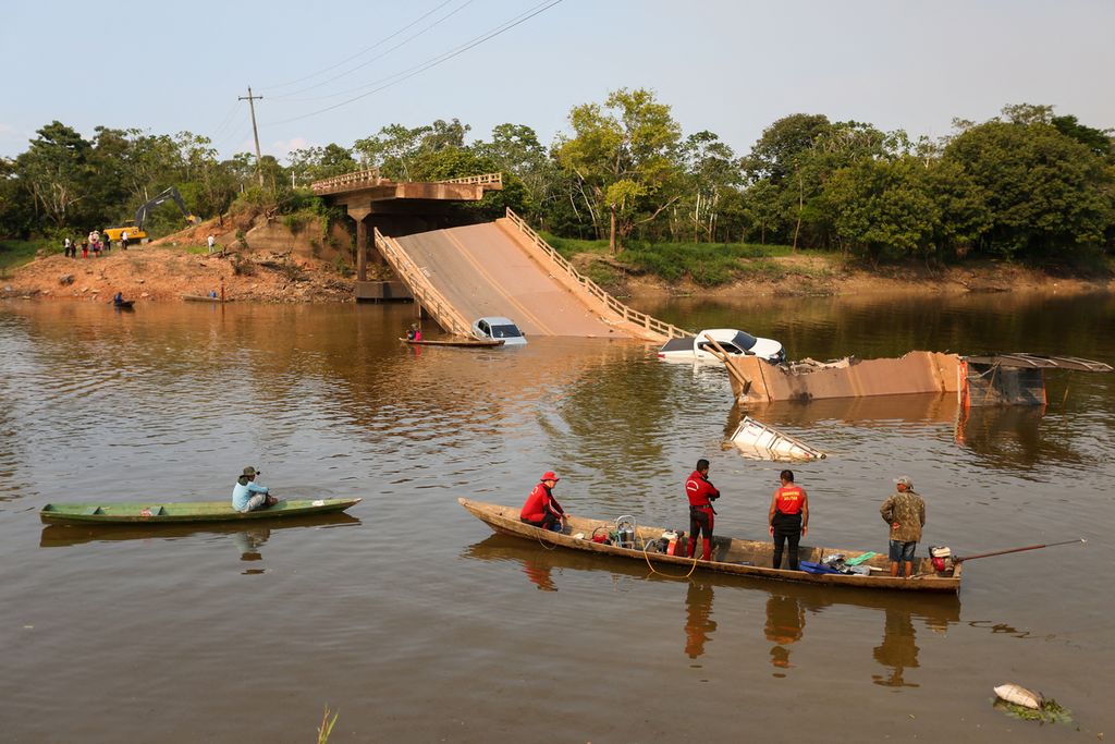 Warga dan tim penyelamat menyisir di sekitar runtuhnya jembatan di atas sungai Curuca di Careiro Da Varzea, negara bagian Amazonas, Brazil, Rabu (28/9/2022) waktu setempat. Jembatan Curuca berjarak 15 kilometer dari tepi Sungai Amazon.