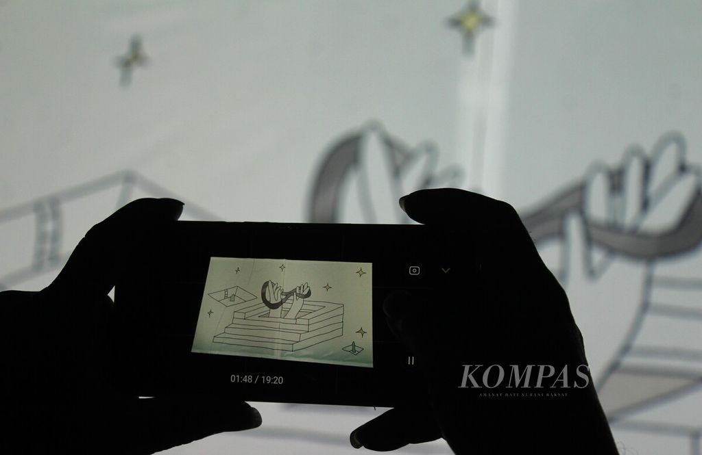 Pengunjung memvideokan seni video instalasi ”Aku, Chairil!” yang diproduksi Miles Films dalam pameran seni kontemporer artina#2: matrajiva, di Gedung Sarinah, Jakarta, Jumat (28/4/2023). 