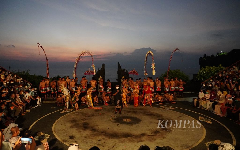 Suasana penutupan pertunjukan tari kecak di kawasan Pura Luhur Uluwatu, Kabupaten Badung, Bali, Kamis (24/3/2022). Pertunjukan tari kecak yang sempat distop karena pandemi kembali digelar dengan protokol kesehatan yang ketat.