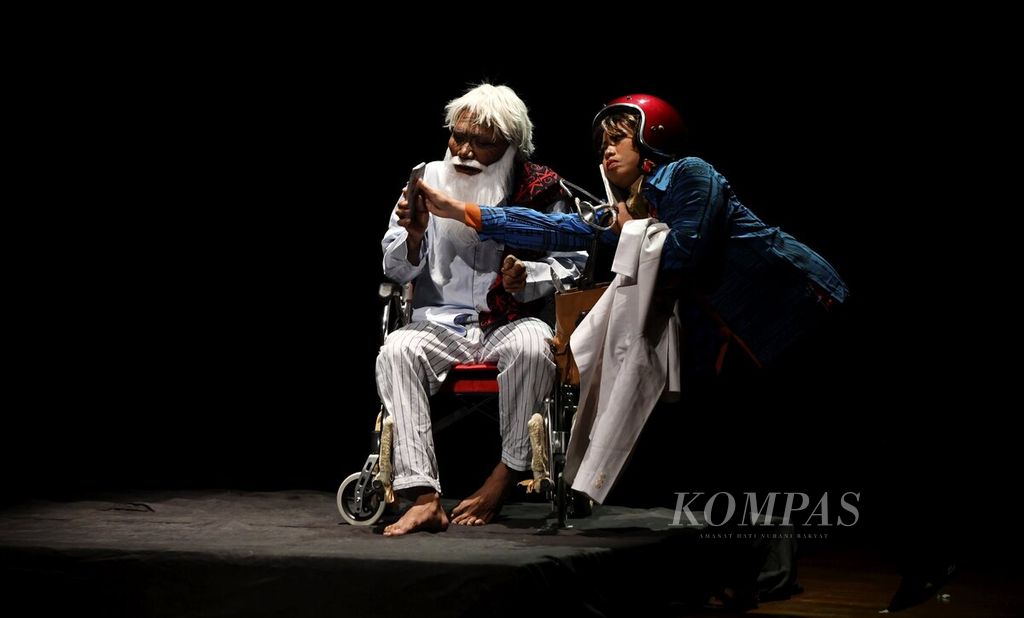 Teater Mandiri mementaskan naskah berjudul AH di Teater Kecil, Taman Ismail Marzuki, Jakarta, Senin (17/7/2023). 