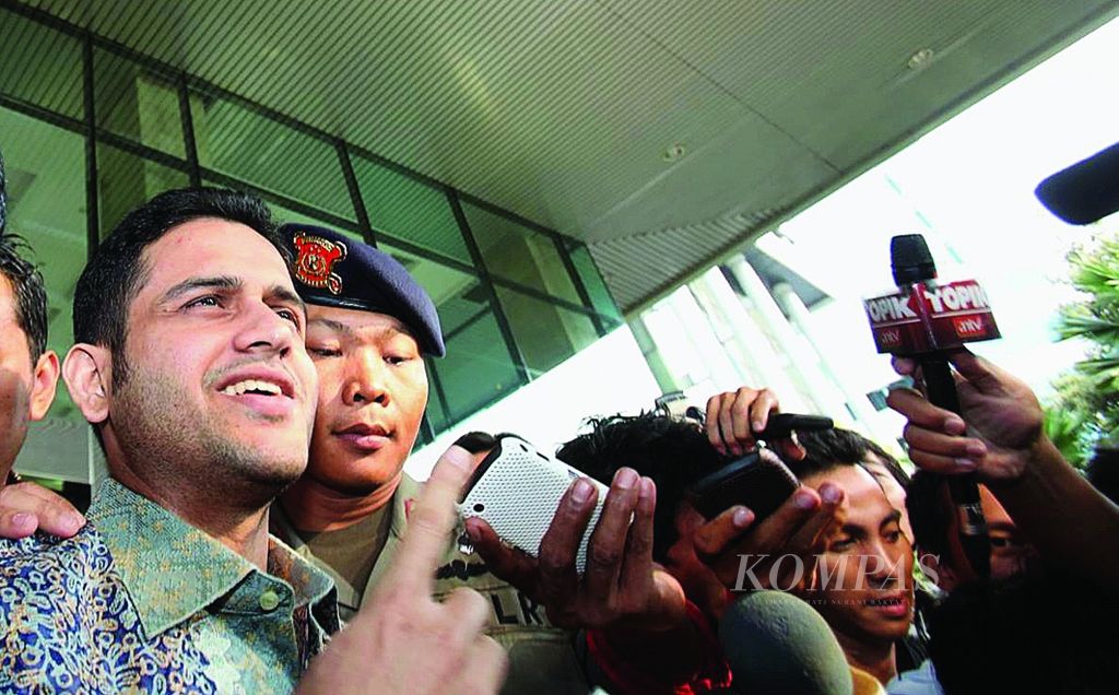 Bekas Bendahara Umum Partai Demokrat Muhammad Nazaruddin keluar dari Gedung KPK, Jakarta, seusai pemeriksaan terkait kasus dugaan korupsi proyek pembangunan gedung dan sarana olahraga di Hambalang, Bogor, Jumat (23/12). 