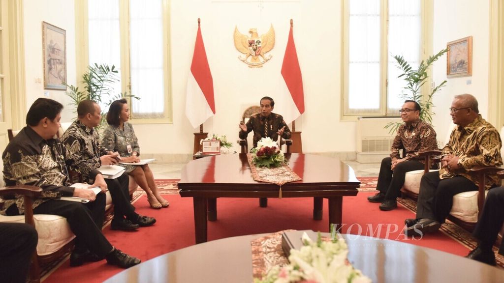 President Joko Widodo received a visit from the selection committee for the prospective leaders of the Corruption Eradication Commission (KPK) at the Merdeka Palace in Jakarta on Monday (2/9/2019). On that occasion, the selection committee officially submitted a list of 10 KPK leader candidates who had been filtered through a series of selections.