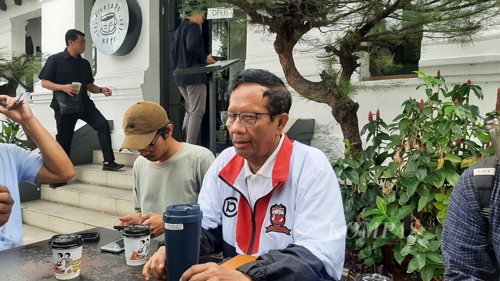 Calon wakil presiden nomor urut 3, Mahfud MD, saat ditemui seusai berolahraga di kawasan Lapangan Banteng, Jakarta, Jumat (7/3/202).