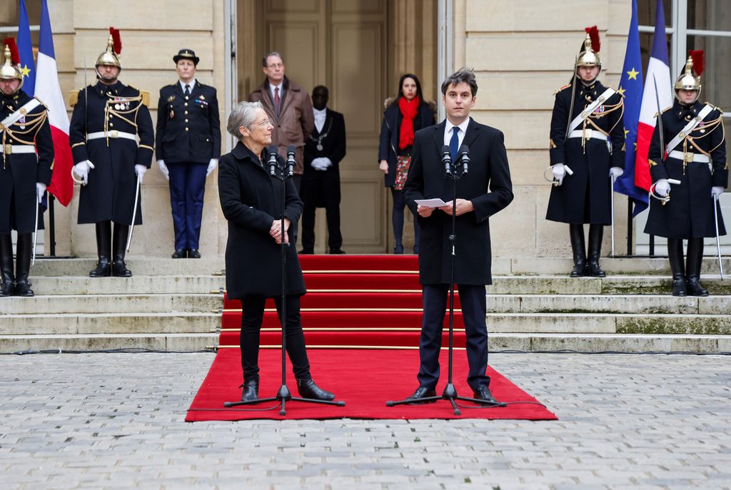 Perdana Menteri Perancis Gabriel Attal (kanan) menyampaikan pidato setelah upacara serah terima jabatan, Selasa (9/1/2024), di Paris, Perancis. 