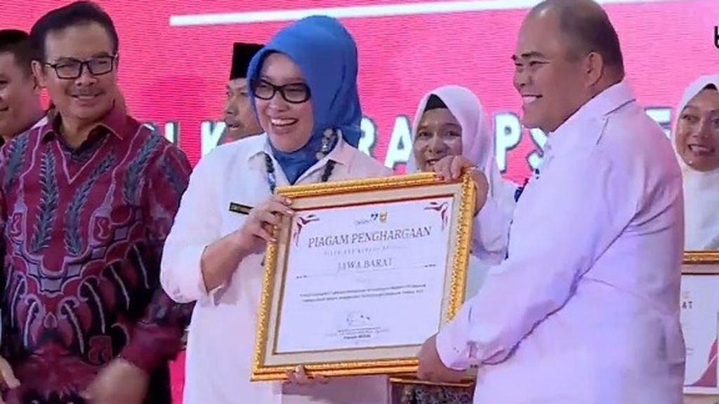 Kepala Dinas Pemberdayaan Perempuan Perlindungan Anak dan Keluarga Berencana Jawa Barat Siska Gerfianti memberikan penghargaan kepada pihak BKKBN Jawa Barat dalam peringatan Hari Kontrasepsi Sedunia di Kota Cimahi, Jawa Barat, Senin (23/10/2023). 