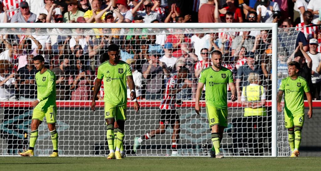  Ekspresi para pemain Manchester United setelah dikalahkan Brentford, 0-4, pada laga Liga Inggris, 13 Agustus 2022 lalu.